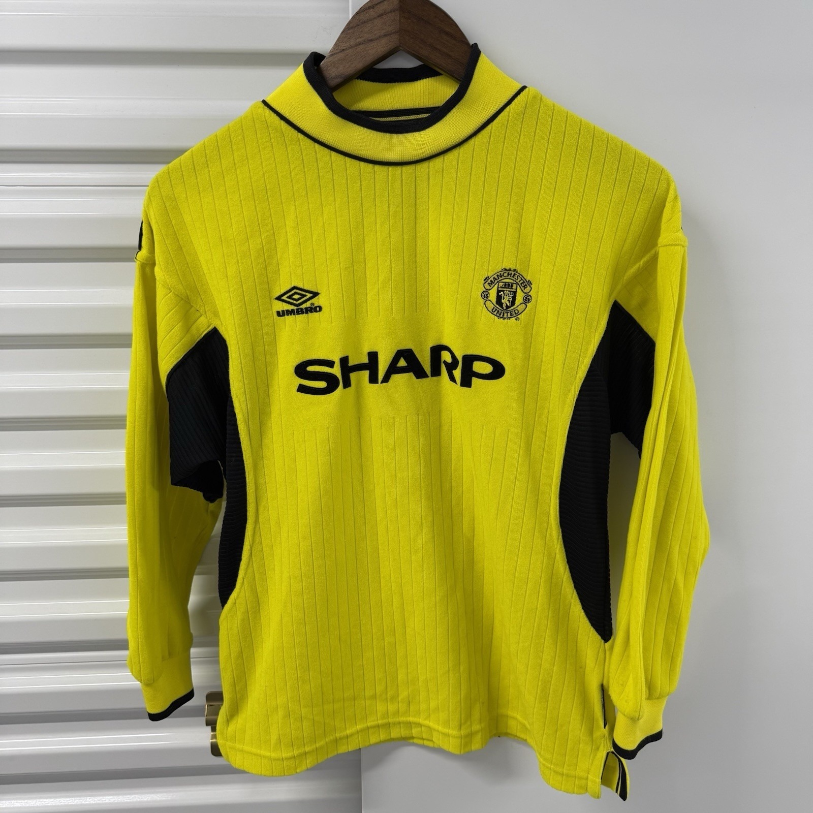 1996 Vintage Umbro Manchester United Sharp Goalkeeper Jersey Yellow Youth Large